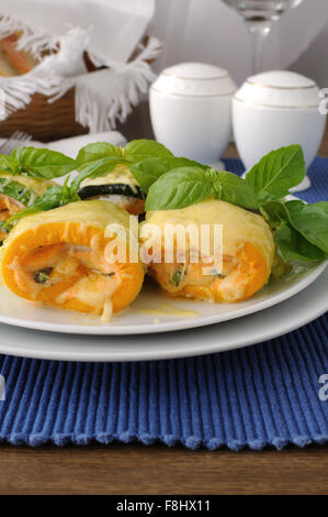 Rouleaux de courgettes farcies aux épinards et fromage Banque D'Images