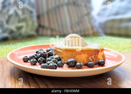 Soufflé au fromage cottage avec de la crème glacée et de bleuets Banque D'Images