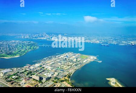 Vue aérienne de l'île Coronado Bridge et dans la baie de San Diego en Californie du Sud, États-Unis d'Amérique. Une vue de t Banque D'Images