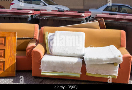 Les vieux meubles à gauche, à côté communial poubelles dans la rue à Gran Canaria, Îles Canaries, Espagne Banque D'Images