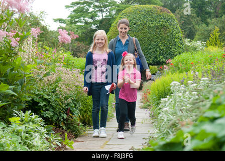 Mère et ses deux filles en se promenant dans les jardins de Crathes Castle dans l'Aberdeenshire, en Écosse. Banque D'Images