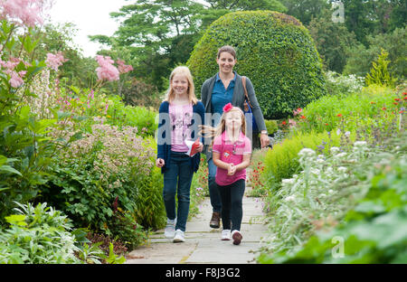 Mère et ses deux filles en se promenant dans les jardins de Crathes Castle dans l'Aberdeenshire, en Écosse. Banque D'Images