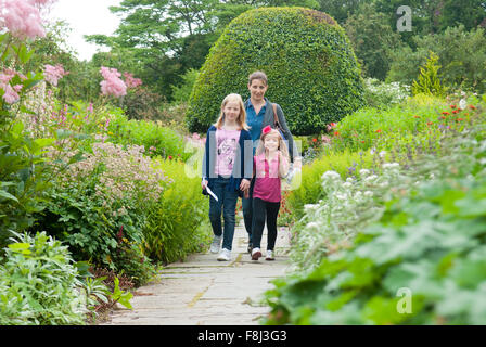 Mère et ses deux filles en se promenant dans les jardins de Crathes Castle dans l'Aberdeenshire, en Écosse. Banque D'Images