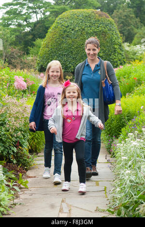 Mère et ses deux filles en se promenant dans les jardins de Crathes Castle dans l'Aberdeenshire, en Écosse. Banque D'Images