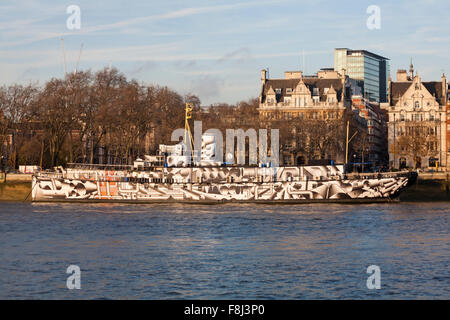 Repeint le HMS President 1918 sur le quai Victoria, la Tamise à Londres, Royaume-Uni en décembre - Dazzle camouflage, Dazzle Ship Banque D'Images