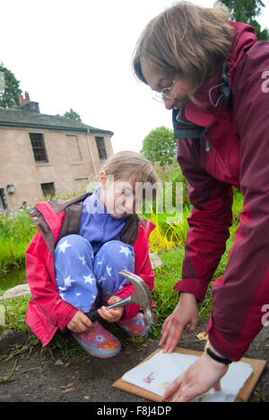 Une mère et sa fille n'appuyant en fleur dans le Château de Crathes Aberdeenshire, en Écosse. Banque D'Images