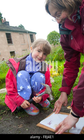 Une mère et sa fille n'appuyant en fleur dans le Château de Crathes Aberdeenshire, en Écosse. Banque D'Images