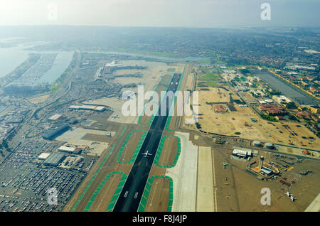 Vue aérienne de l'Aéroport International de San Diego, de la rivière et l'océan pacifique, dans le sud de la Californie. Lindbergh Field est l'entreprise Banque D'Images