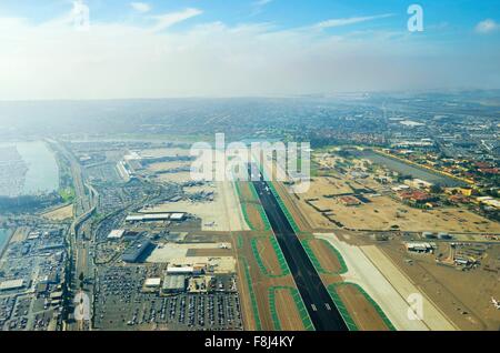 Vue aérienne de l'Aéroport International de San Diego, de la rivière et l'océan pacifique, dans le sud de la Californie. Lindbergh Field est l'entreprise Banque D'Images