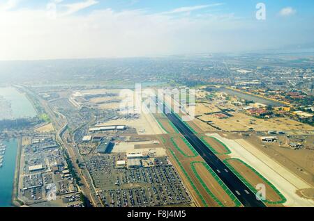 Vue aérienne de l'Aéroport International de San Diego, de la rivière et l'océan pacifique, dans le sud de la Californie. Lindbergh Field est l'entreprise Banque D'Images