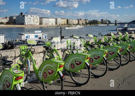 Des vélos verts disponibles à la location à Budapest Banque D'Images