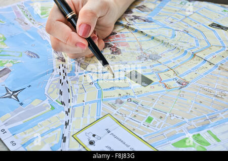 Note avec un stylo sur une carte de Amsterdam Hollande Pays-Bas Banque D'Images