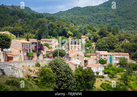 Vangone, petit village corse paysage. Vieux maisons individuelles dans les montagnes Banque D'Images