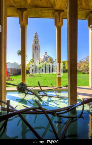 Le mafnificent Californie Bell Tower et le dôme à l'entrée de Balboa Park à San Diego, États-Unis d'Amérique. Un cadre coloré Banque D'Images