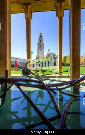 Le mafnificent Californie Bell Tower et le dôme à l'entrée de Balboa Park à San Diego, États-Unis d'Amérique. Un cadre coloré Banque D'Images