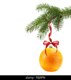 La direction générale de l'arbre de Noël avec boule de Noël en forme d'orange isolé sur fond blanc. Banque D'Images