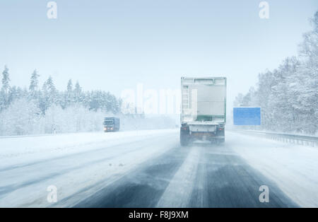 Les camions circulant sur une autoroute Banque D'Images