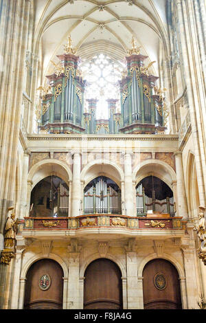 Le magnifique intérieur de la cathédrale St Nicholas. dans la ville de Prague. Banque D'Images