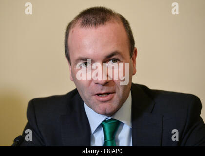 Prague, République tchèque. Dec 10, 2015. Le président du Parti Populaire Européen (PPE) au Parlement européen Manfred Weber assiste à la conférence de presse à l'occasion de la réunion des grands dirigeants de l'Personnes'ss (PPE), le plus important groupe du Parlement européen, pour discuter de l'avenir de l'Union européenne, à Prague, en République tchèque, sur Décembre 10, 2015. © Katerina Sulova/CTK Photo/Alamy Live News Banque D'Images