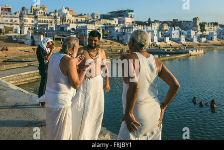 Pèlerins hindous prier et se baigner dans le lac sacré de Pushkar, Inde. Banque D'Images