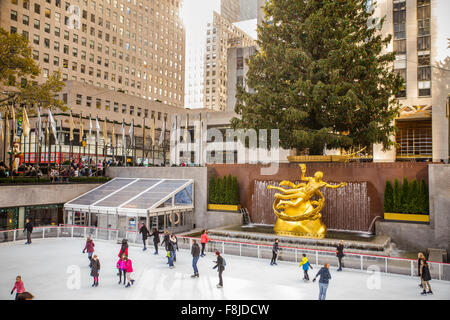 Voir l'historique au Rockefeller Plaza à Manhattan pendant la saison de Noël avec l'arbre de Noël et de patineurs. Banque D'Images