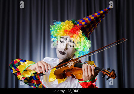 Clown jouant du violon Banque D'Images