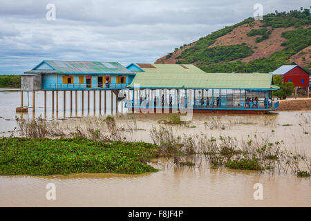 Le village sur l'eau. Lac Tonlé Sap. Cambodge Banque D'Images