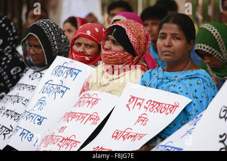 Dhaka, Bangladesh. Dec 10, 2015. Les travailleuses et travailleurs mis à pied de diverses usines de vêtements tenir la grève de la faim symbolique en face de Club national de la presse sur les droits de l'homme journée de jeudi, Dhaka, Bangladesh Crédit : Suvra Kanti Das/ZUMA/Alamy Fil Live News Banque D'Images