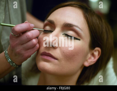 Berlin, Allemagne. Dec 8, 2015 exclusif dpa. - Voir la danseuse Nina Makogonova dans cette zone dans les coulisses de théâtre Friedrichstadtpalast lieu d'exposition à Berlin, Allemagne, 8 décembre 2015. Chaque soir des performances, 30 ans, se transforme en Makogonova danseur la légendaire reine égyptienne Nofretete en tant que partie de l'émission 'Le Wyld'. Makogonova est né à Kiev (Ukraine), et a grandi au Danemark. Elle a joué dans différents spectacles au Friedrichstadtpalast depuis 2004. Photo : Britta Pedersen/dpa/Alamy Live News Banque D'Images