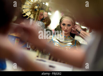 Berlin, Allemagne. Dec 8, 2015 exclusif dpa. - Voir la danseuse Nina Makogonova dans cette zone dans les coulisses de théâtre Friedrichstadtpalast lieu d'exposition à Berlin, Allemagne, 8 décembre 2015. Chaque soir des performances, 30 ans, se transforme en Makogonova danseur la légendaire reine égyptienne Nofretete en tant que partie de l'émission 'Le Wyld'. Makogonova est né à Kiev (Ukraine), et a grandi au Danemark. Elle a joué dans différents spectacles au Friedrichstadtpalast depuis 2004. Photo : Britta Pedersen/dpa/Alamy Live News Banque D'Images