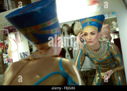 Berlin, Allemagne. Dec 8, 2015 exclusif dpa. - Voir la danseuse Nina Makogonova vérifie son maquillage dans les coulisses de théâtre Friedrichstadtpalast lieu d'exposition à Berlin, Allemagne, 8 décembre 2015. Chaque soir des performances, 30 ans, se transforme en Makogonova danseur la légendaire reine égyptienne Nofretete en tant que partie de l'émission 'Le Wyld'. Makogonova est né à Kiev (Ukraine), et a grandi au Danemark. Elle a joué dans différents spectacles au Friedrichstadtpalast depuis 2004. Photo : Britta Pedersen/dpa/Alamy Live News Banque D'Images