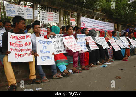 Dhaka, Bangladesh. Dec 10, 2015. Les travailleuses et travailleurs mis à pied de diverses usines de vêtements tenir la grève de la faim symbolique en face de Club national de la presse sur les droits de l'homme journée de jeudi, Dhaka, Bangladesh Crédit : Suvra Kanti Das/ZUMA/Alamy Fil Live News Banque D'Images