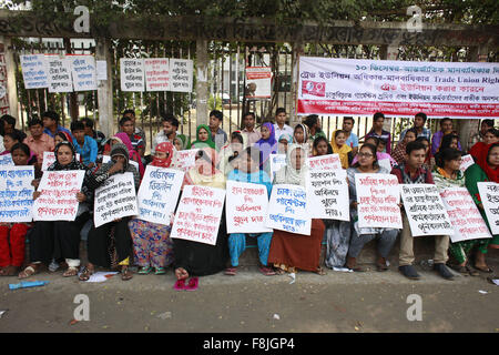 Dhaka, Bangladesh. Dec 10, 2015. Les travailleuses et travailleurs mis à pied de diverses usines de vêtements tenir la grève de la faim symbolique en face de Club national de la presse sur les droits de l'homme journée de jeudi, Dhaka, Bangladesh Crédit : Suvra Kanti Das/ZUMA/Alamy Fil Live News Banque D'Images