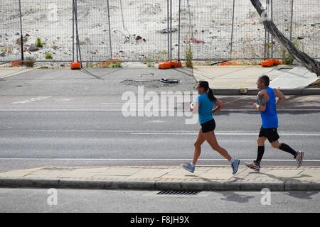 Le jogging tôt le matin dans la ville avec un chantier à l'arrière-plan Banque D'Images