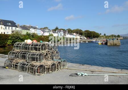 Des casiers à homard sur la jetée du port de Roundstone Connemara comté de Galway Irlande Banque D'Images