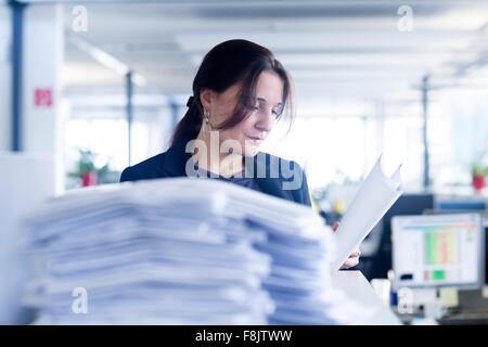 Le personnel administratif travaillant seul in office Banque D'Images