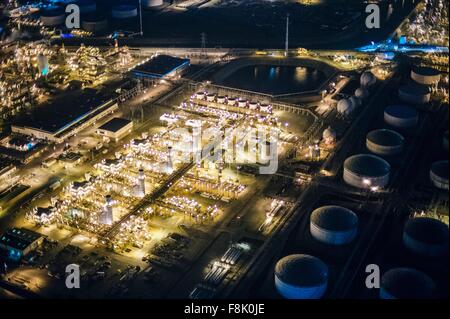 Vue aérienne de la raffinerie de pétrole et des réservoirs de stockage est éclairée la nuit, Los Angeles, Californie, USA Banque D'Images