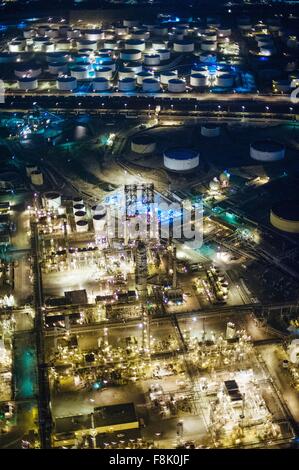 Vue aérienne de la raffinerie de pétrole et des réservoirs de stockage est éclairée la nuit, Los Angeles, Californie, USA Banque D'Images