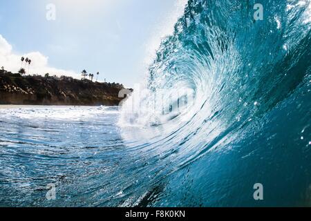 Niveau de la surface de roulement de vague de l'océan et le littoral. Encinitas, Californie, USA Banque D'Images