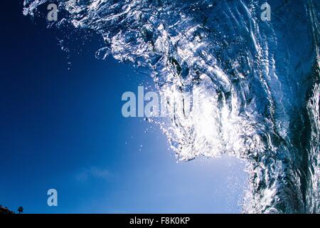 Low angle view of blue océan vagues roulant ou projection d'overhead Banque D'Images