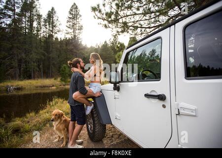 Jeune couple romantique à côté de jeep sur Riverside, Lake Tahoe, Nevada, USA Banque D'Images