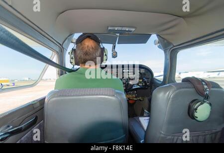 Une vue arrière d'un pilote de Cessna prêt au décollage. Un petit avion avec des sièges en cuir, avec une résistance et les petits co Banque D'Images