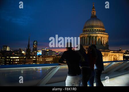 La silhouette vue arrière des deux jeunes couples à la recherche à St Pauls la nuit, Londres, UK Banque D'Images