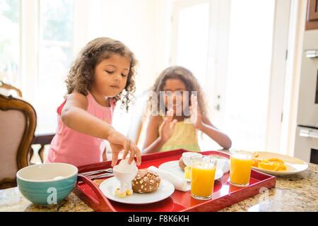 Sœurs à la maison préparer le petit-déjeuner Banque D'Images