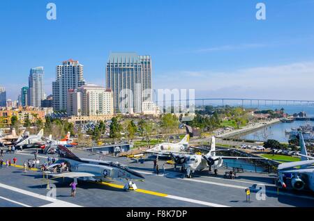 Le porte-avions historiques, USS Midway Museum amarré à Broadway Pier dans le centre-ville de San Diego, Californie du Sud, United Stat Banque D'Images