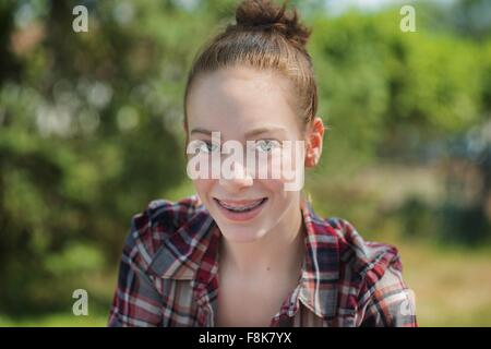 Portrait of teenage girl avec appareil dentaire smiling at camera Banque D'Images