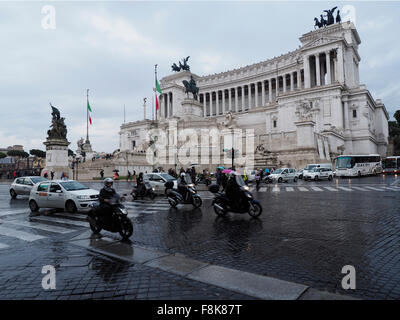 Le monument de Victor Emmanuel II, l'autel de la nation, dans le centre-ville de Rome, Italie avec le trafic important. Banque D'Images