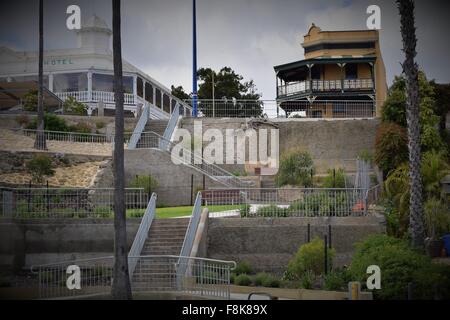 L'escalier menant vers le haut dans un parc de bâtiments anciens Banque D'Images