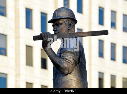 Londres, Angleterre, Royaume-Uni. Statue d'un travailleur du bâtiment (Alan Wilson, 2006) sur Tower Hill. Des couronnes sont déposées ici chaque année le 28 Avr Banque D'Images