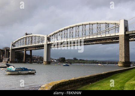 Isambard Kingdom Brunel conçu Royal Albert bridge transportant la Cornish principale ligne de chemin de fer de l'autre côté de la Rivière Tamar, Plymouth Banque D'Images